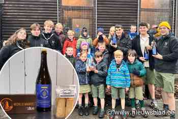 Scouts Thila Coloma verkopen kerstpakketten met zelfgebrouwen tripel