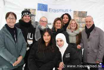 Aspirant kapsters vieren Europese bekroning met knipbeurt op de markt: “Leerlingen stijgen boven zichzelf uit”