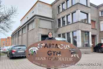 Frank (65) laat oude textielfabriek straks vollopen met boksers en misschien ook kooivechters: “Maar we zijn niet op zoek naar macho’s”