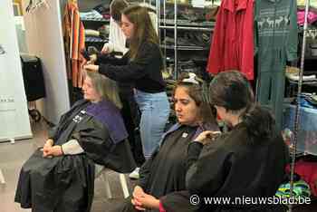 Leerlingen verwennen cliënten van (W)arm-kracht met gratis kappersbeurt