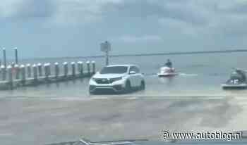 Video: vrouw helpt jetski water in te rijden