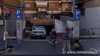Ladro di bici elettriche in azione, il furto in un garage