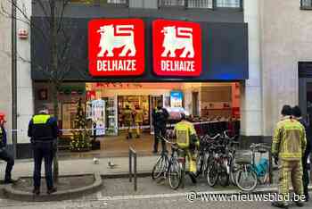 “Een steekvlam tot aan het plafond”: onherkenbare man sticht brand in Delhaize op het Zuid en slaat op de vlucht