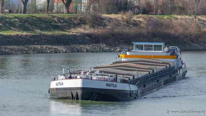 Dwarsgevallen cementschip blokkeert Main