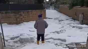 Grandinata sul litorale, strade imbiancate dopo la tromba marina