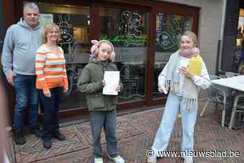 Zusjes Julie (11) en Anaïs (8) maken raamtekeningen voor De Warmste Week: “Vooral rendieren, sneeuwpoppen en kerstbomen”