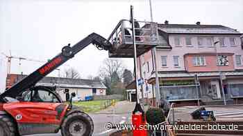 Über acht Monate nach Kollision mit Laterne:: Kirche am Kreisel in Schömberg wird in der Dunkelheit wieder angestrahlt