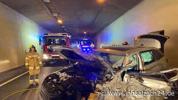 Heftiger Unfall in Tunnel bei Salzburg: Auto kracht frontal in Lkw