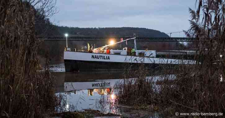 Zwei quer liegende Frachter versperren den Main