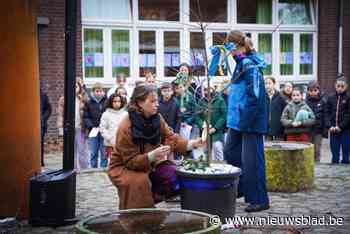 Leerlingen herinneren overleden klasgenootje Nell (10) met boompje: “Zo is ze altijd bij ons”