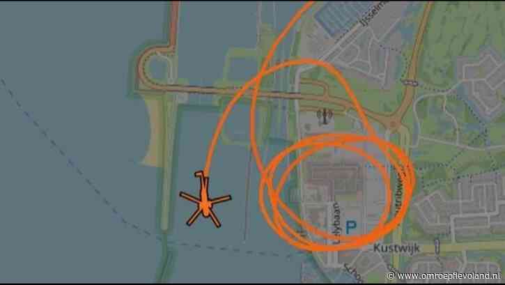 Lelystad - Politiehelikopter cirkelt rondjes boven Batavia Stad voor oefening