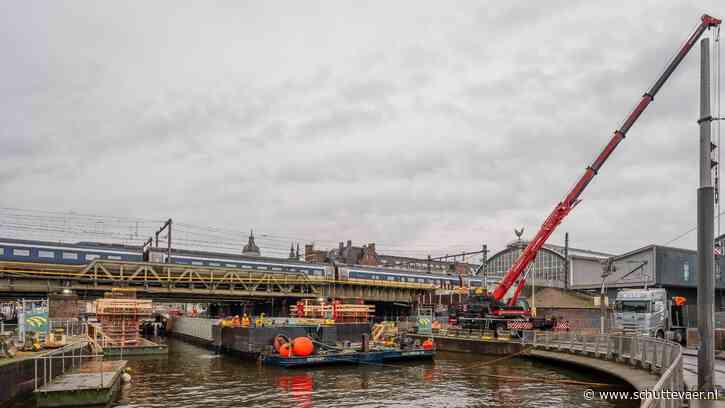 Mammoet vervangt spoorbruggen bij Amsterdam Centraal Station en vervoert grote delen over water