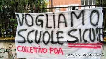 "Nella scuola ci sono i topi". Gli studenti non entrano in classe e protestano fuori dal liceo