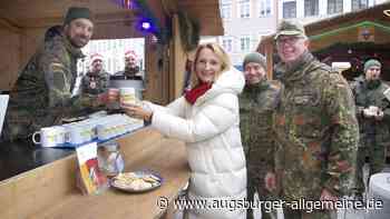 Soldaten verkaufen Glühwein und Bratwurst für den guten Zweck
