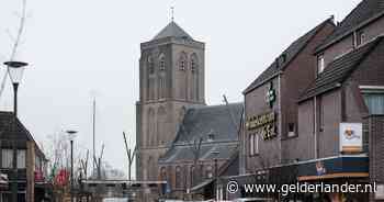 Brokstukjes vallen van kerktoren, maar miljoenen voor herstel zijn er niet: ‘Net als de Dom in de steigers’