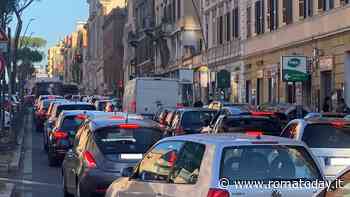 A Roma ci sono sempre più auto ma inquinano di meno
