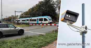Bij deze spoorwegovergangen komen de eerste flitscamera’s in Gelderland: wie snel nog oversteekt riskeert een forse boete