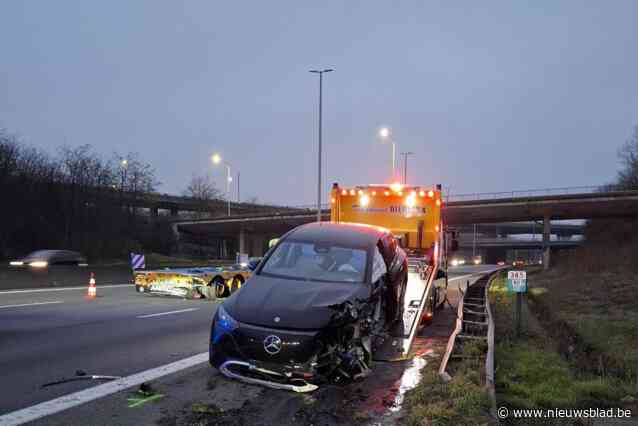 Mercedes knalt tegen dieplader: bestuurder gewond afgevoerd