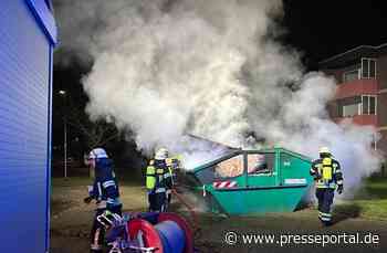 FW Moers: Mehrere Müllbehälter brennen in Moers-Mattheck