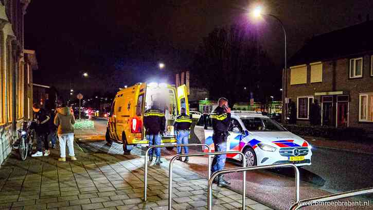Stomdronken bestuurder botst op auto, strompelt naar ambulance