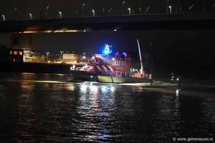 Persoon vermist in de Waal, brandweer zoekt naar slachtoffer