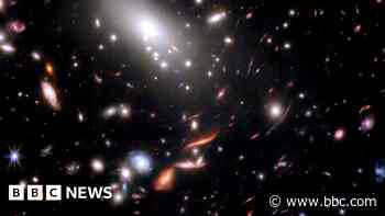 'Christmas lights' galaxy reveals how Universe formed