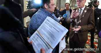 De vorige keer ging het helemaal mis met vuurwerk, nu is het rustig bij azc-vergadering in Montferland: grote protestactie blijft uit