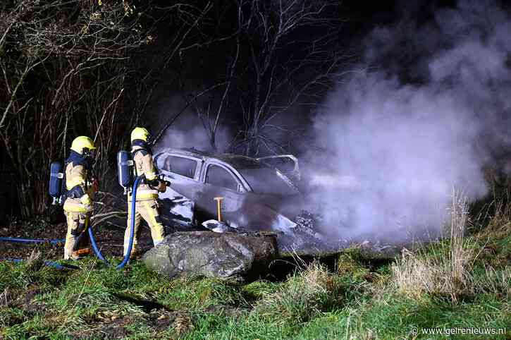 Auto vliegt in brand na ongeval, één persoon gewond