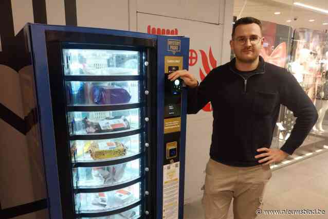 Verkoopautomaat met verloren pakketjes in shoppingcenter City 2: “Kinderlijke spanning van vroeger terugbrengen toen je nog niet wist welke cadeautjes er onder kerstboom lagen”