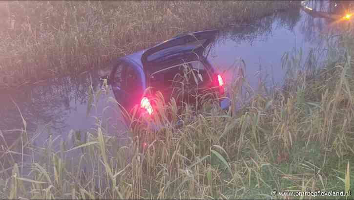 Lelystad - Omstanders redden twee inzittenden uit in water belande auto