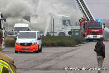 “Rook is hoogstwaarschijnlijk giftig”: vrachtwagen met batterijen vat vuur in Bornem, hulpdiensten vragen om ramen en deuren te sluiten