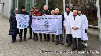 IPPNW-Mitglieder hissen Flagge anlässlich der Verleihung des Friedensnobelpreises