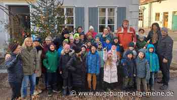 Gemeinsames Christbaumschmücken verbindet Generationen in Erpfting