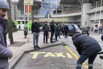 Taxichauffeurs overschilderen hun “geannuleerde standplaatsen” aan Zuidstation in Brussel