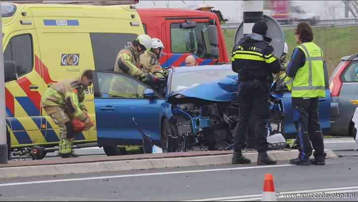 Almere - Automobilisten negeren rood kruis bij ongeluk afrit A6 waarbij bestuurder bekneld raakte