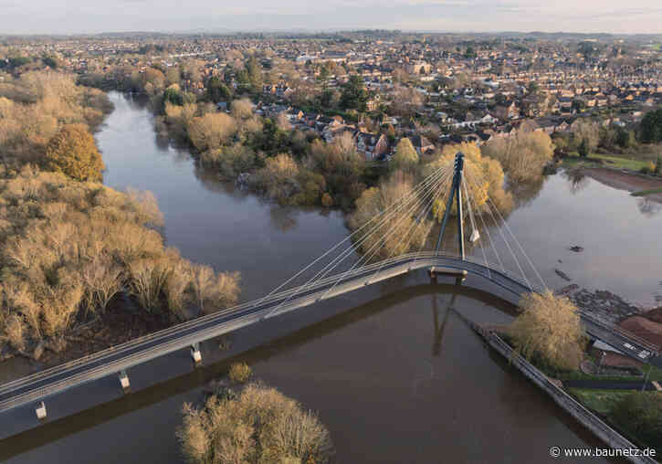 Haken schlagen bei Worcester - Fuß- und Radwegbrücke von Moxon Architects