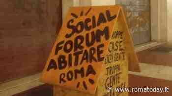 Sotto la sede dell’Ater arriva una casetta di legno: "Basta case senza gente e gente senza casa"