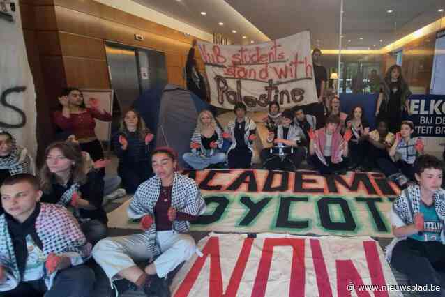 Twee studenten voor tuchtcommissie VUB na incident op personeelsbarbecue: “VUB wil pro-Palestijns protest monddood maken”