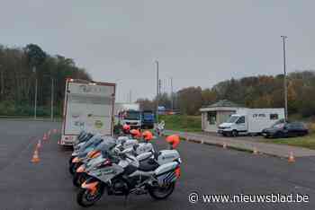 Politie haalt vrachtwagen met gevaarlijke lading uit het verkeer