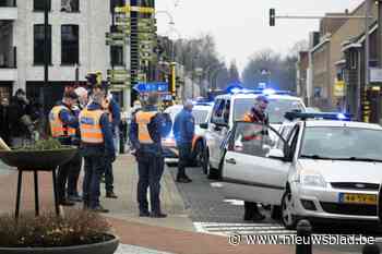Politiemacht zet Nederlandse auto aan de kant