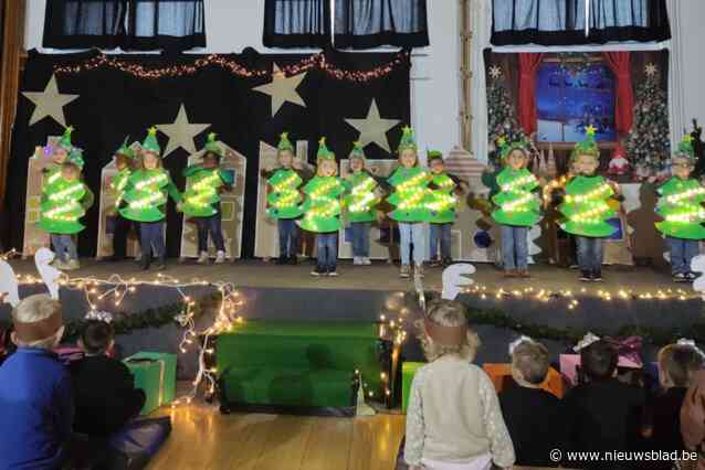 Leerlingen De Groene Poort dansen op kerstmarkt