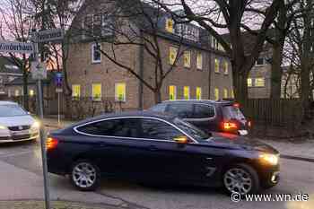 Vor der Paul-Schneider-Schule staut sich der Verkehr