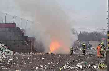 FW-OB: Brand in einem Müllentsorgungsbetrieb