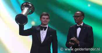 Wereldkampioen Max Verstappen neemt in Rwanda trofee in ontvangst: 'Ik hoop dat het hier niet stopt'