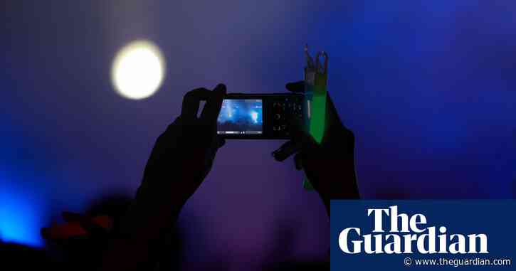 Snap out of it: Manchester club joins growing trend to ban phone cameras