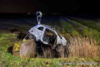 Jongedame (20) en passagier hebben veel geluk als ze na ongeval brandende auto in gracht kunnen verlaten
