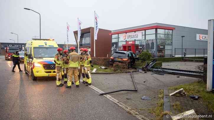 Automobilist crasht en rijdt hek bij bedrijf uit de grond