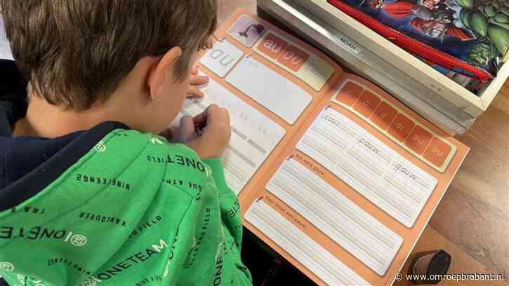 Jesse (9) kan niet naar school, nu krijgt hij les tussen de dieren