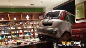 Auto come ariete contro la farmacia, poi via con il bottino. Ancora un colpo della banda della Panda