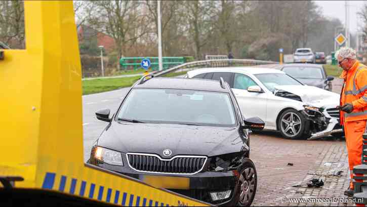 Emmeloord - Auto tegen tuinhek na botsing Espelerweg